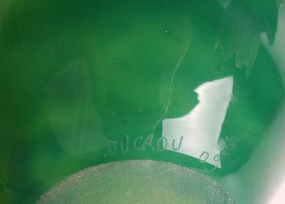 null V. DUCROU

Vase de forme balustre en verre soufflé, la panse en camaieu de vert,...
