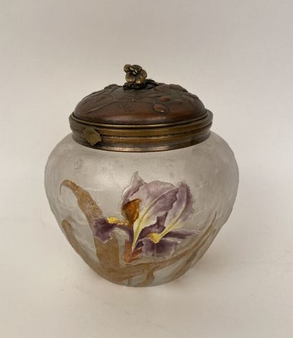 null Victor SAGLIER (1809-1894) 

Bonbonnière en verre givré et gravé à l'acide,...