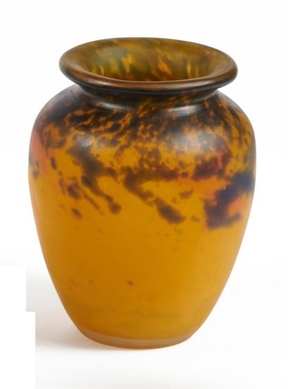 null MULLER FRERES - LUNEVILLE

An ovoid vase with an open neck. Proof in orange-yellow...