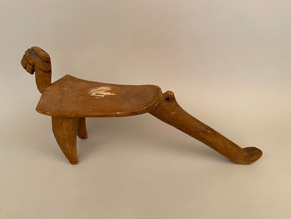 null Carved wood headrest.

Work of the XXth century 

Length: 50 cm