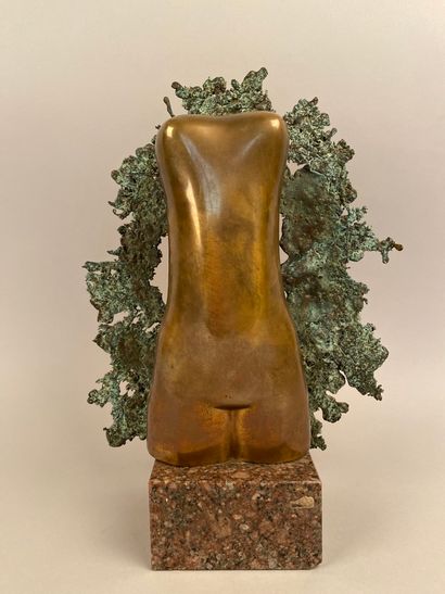 null SINKIEVITCH (20th century) 

Bust of a woman 

Bronze with green patina, resting...