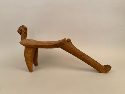 null REPOSE TÊTE en bois sculpté.

Travail du XXe siècle 

Long. 50 cm