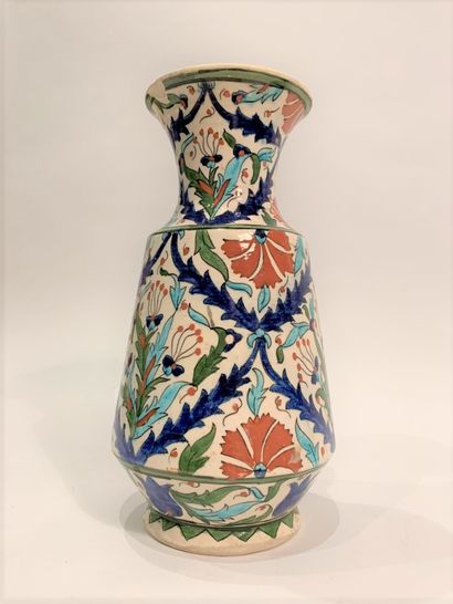 null DANS LE STYLE DE DECK

Vase ovoïde à décor polychromes de motifs de style Iznik.

Haut....