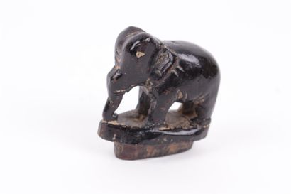 null TABATIERE en bois sculpté représentant un éléphant.

H. : 15 cm