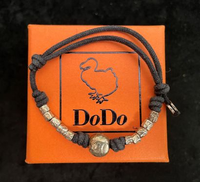null DODO 

Cord bracelet with pearls in silver 925/000 

Gross weight : 6,3 g

...