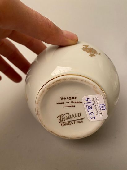 null Camille THARAUD (1878-1956) pour LIMOGES 

Lampe brûle-parfum Berger en porcelaine...
