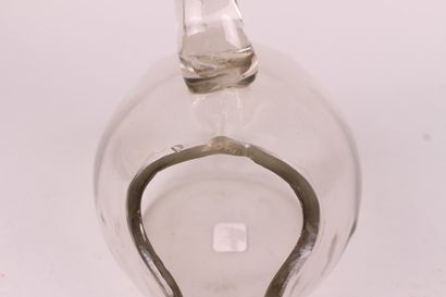 null URINOIRE féminin en verre blanc translucide à une anse. 

XVIII-XIXe siècle....