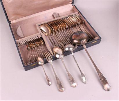 null Une ménagère en métal argenté comprenant 12 cuillères à café, 12 fourchettes,...
