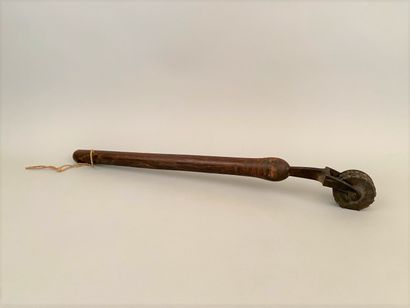 null Binder's wheel, the handle in wood. 

Length: 57,5 cm