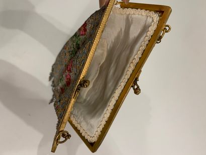 null BOURSE en perles à monture en métal doré. 

XIXe siècle 

16 x 25 cm