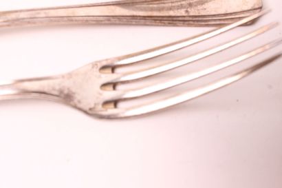 null CHRISTOFLE

Part of a silver plated menagere including 11 forks and 6 spoons....