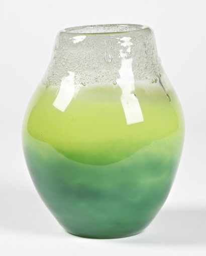 null V. DUCROU

Vase de forme balustre en verre soufflé, la panse en camaieu de vert,...