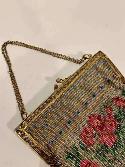 null BOURSE en perles à monture en métal doré. 

XIXe siècle 

16 x 25 cm