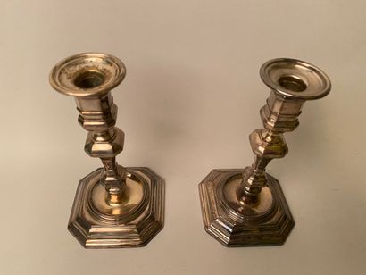 null PAIR OF FLAMPS in silver plated metal, resting on a square base with cut sides....