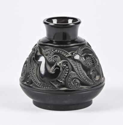 null Work of the 30s

A black glass vase with relief decoration of fox, doe and bird...
