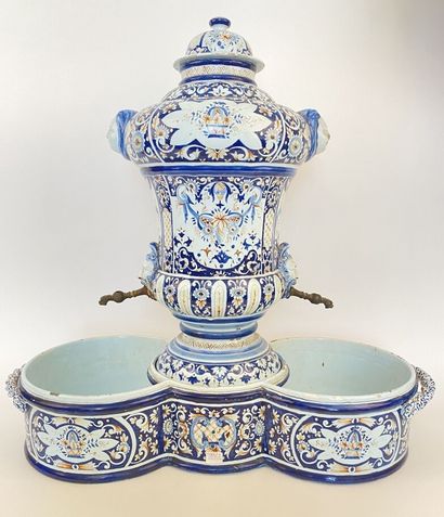 null ROUEN (in the taste of)

Fountain in earthenware with two taps and double basin,...