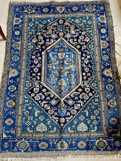 null LOT of two oriental wool carpets :

- the field decorated with a central medallion...