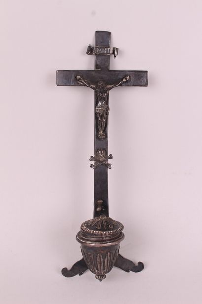null ENSEMBLE comprenant un crucifix en métal, une pipe et un revolver de dame.