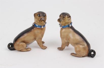null PAIR OF SITTING DOGS in polychrome porcelain. 

Height: 8cm - Width: 9 cm.