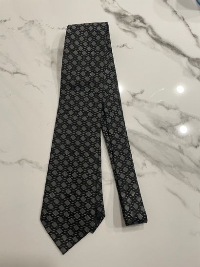 null HERMES PARIS 

Cravate en soie à fond noir et motifs gris clair 

Bon état