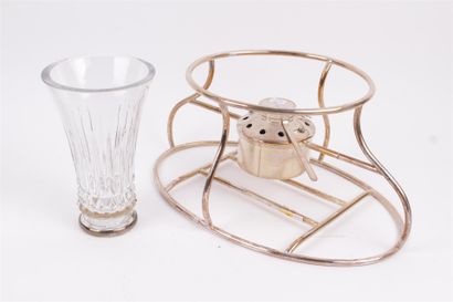 null LOT including :

- A metal WARMER 

- Crystal VASE, silver mount 925/000 (Gross...