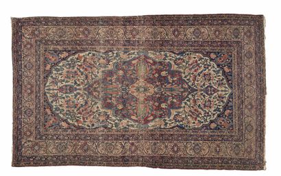 null ISPAHAN - Beautiful carpet with a stylized vegetal motif. 

End of the 19th...