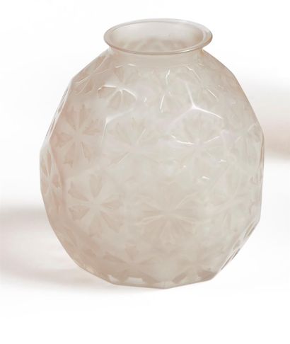 null ETLING

Ovoid vase with conical neck. Proof in white pressed glass, matte and...