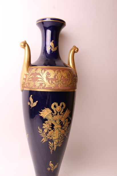 null Important vase balustre en porcelaine à deux anses, à décor d'un trophé et d'une...
