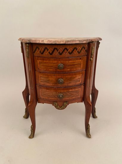 null COMMODE de maîtrise de forme demi-lune en bois de placage marqueté de frises...