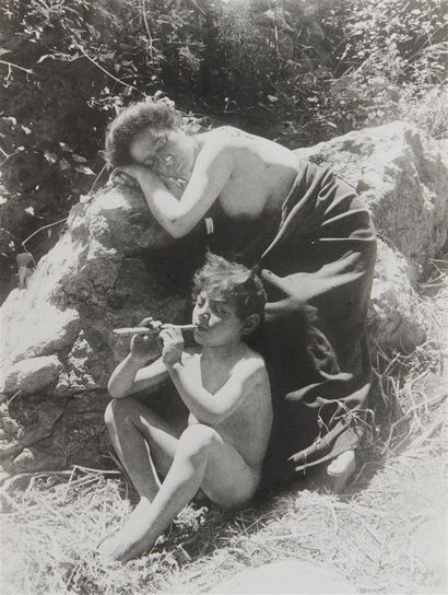 null Wilhelm VON GLOEDEN (1856-1931)

Jeune garçon à la flue et femme accroupie.

Photographie,...