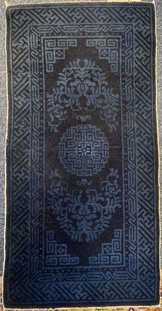 null CHINE, XXe siècle 

Petit tapis dit descente de lit en laine. 

110 x 55 cm