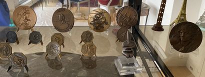 null ENSEMBLE D'OBJETS DE VITRINE comprenant une collection de pièces et médailles...