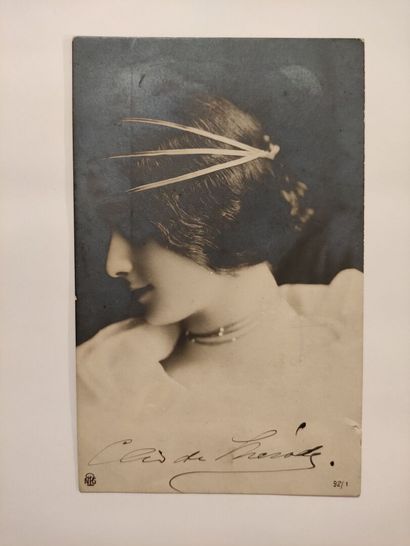 null MÉRODE (Cléo de) (1876-1966) 				

Portrait carte postale, noir & blanc, signé...