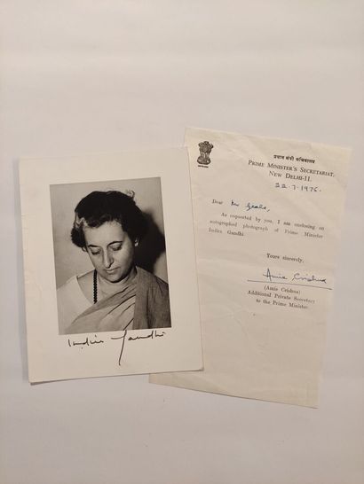 null GANDHI (Indira). 2 documents. 				

Portrait noir & blanc, signé (11,7 x 15...