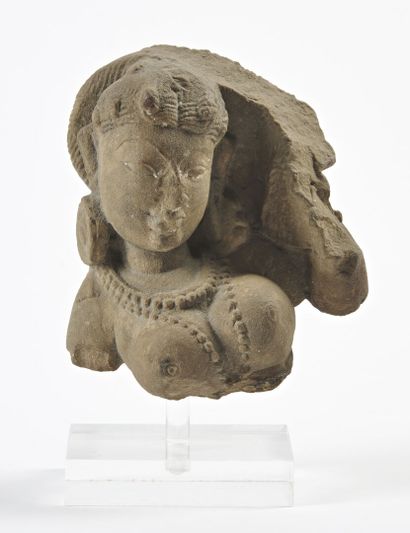 null INDE - Période médiévale, XIIe/XIIIe siècle

Fragment de buste en grès gris,...
