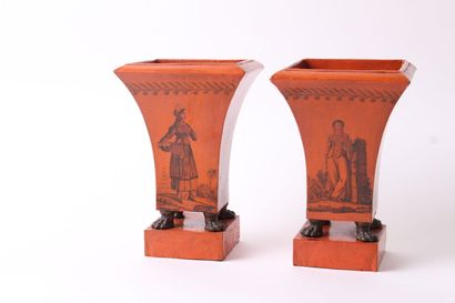 null Paire de vases en tôle peinte à décor de personnage sur fond orangé.

XIXe siècle.

H...