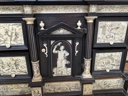 null Cabinet en ébène et ivoire gravé, la façade illustrant les travaux d'Hercule...