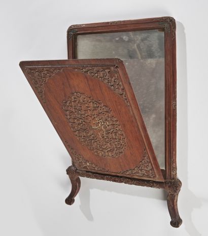 null VIETNAM - XIXe siècle

Miroir à rabat en bois naturel sculpté en léger relief...