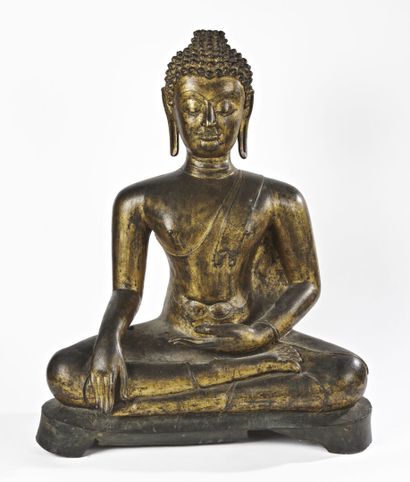  THAILANDE - XIXe siècle 
Statuette de bouddha Maravijaya en bronze laqué or, assis...