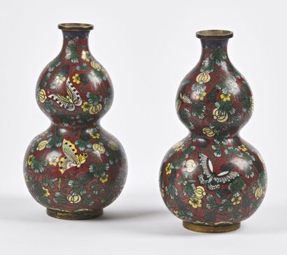 null JAPON - Début XXe siècle

Paire de vases double gourde en bronze et émaux cloisonnés...