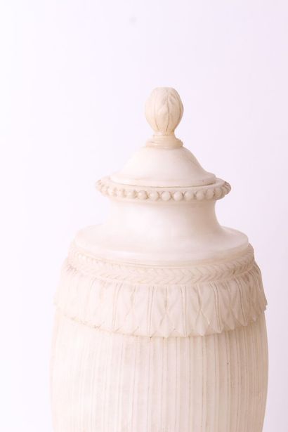 null Vase en albâtre sculpté à décor de côtés, perles et feuillages ; (usures).

XIXe...