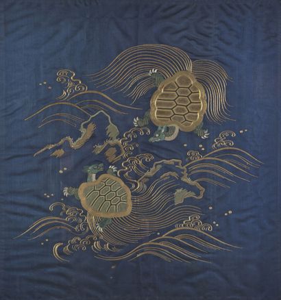 null JAPON - XXe siècle

Panneau de forme carrée en soie bleue à décor brodé aux...