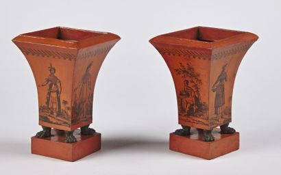 null Paire de vases en tôle peinte à décor de personnage sur fond orangé.

XIXe siècle.

H...
