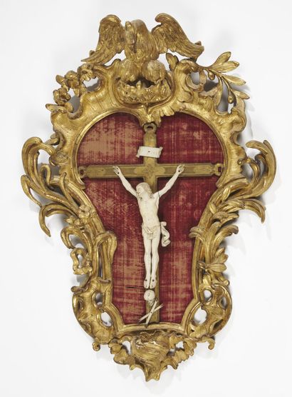 null Crucifix formant bénitier en bois doré et ivoire sculpté, à décor ajouré de...