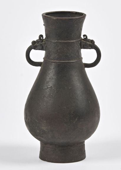 null CHINE - Epoque MING (1368 - 1644)

Petit vase en bronze à patine brune, deux...