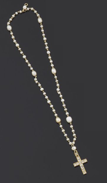 null Bracelet deux rangs de petites perles retenant en pendentif une crois ornée...
