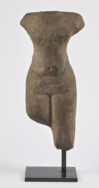 null CAMBODGE - Période khmère, BAPHUON, XIe siècle

Torse de divinité masculine...