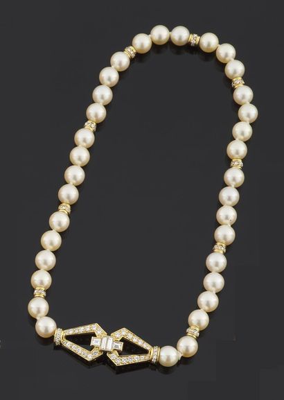 null Collier ou double bracelet de trente quatre perles de culture alternées d'anneaux...