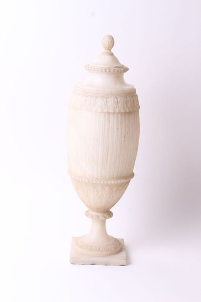 null Vase en albâtre sculpté à décor de côtés, perles et feuillages ; (usures).

XIXe...