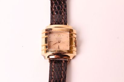 null UNIVERSAL Genève

Montre bracelet de dame, la montre de forme rectangulaire...